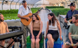 Les membres du Projet Hashayara, un ensemble musical qui parcourt Israël et les États-Unis pour apporter espoir et soutien aux communautés, lors de l'enregistrement d'une chanson au mois de juin 2025. (Autorisation)